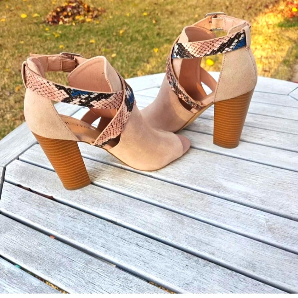 Rozlia Open Toe Cutout Sandal Bootie Shoe Size 7.5 Tan